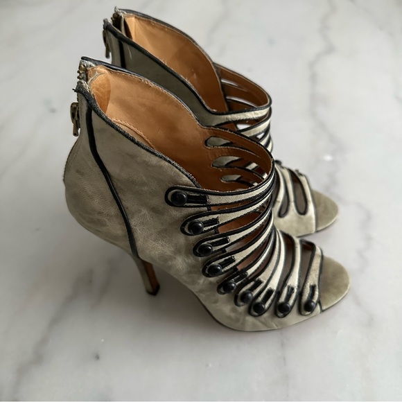 HP ⭐️ L.A.M.B. Hunter Button Strap Bootie Pump Heels Grey - Size 6.5 - Picture 4 of 8